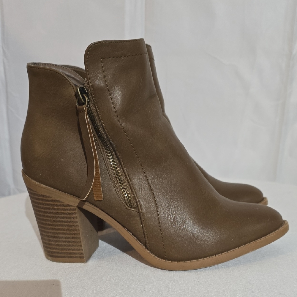 Trends Up Chic Brown Ankle Boots with Zipper Detail